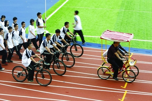 學(xué)校運(yùn)動(dòng)會(huì)入場(chǎng)儀式不講究只彰顯個(gè)性