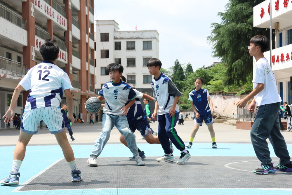 這所鄉村小學,10年打壞1000多個籃球