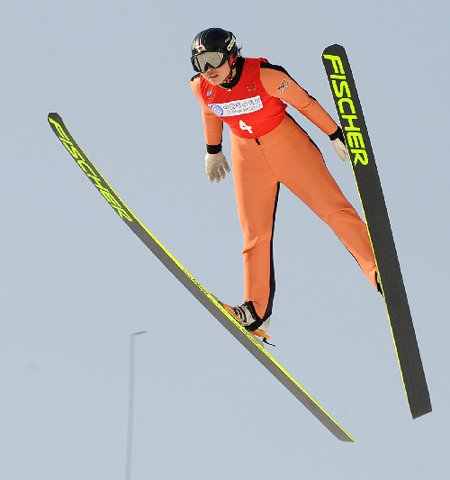 跳臺滑雪新星澤谷夏花斬獲亞軍，空中滑行瞬間展現(xiàn)運動之美